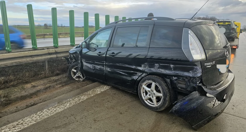 Kierowca Mazdy zasnął za kierownicą i uderzył w Skodę. Groźna kolizja na A4 w kierunku Wrocławia