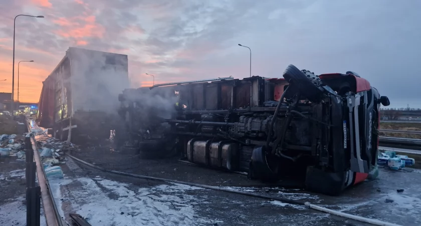 Pożar ciężarówki na A4 pod Legnicą. Kierowca zasnął za kierownicą i uderzył w bariery energochłonne