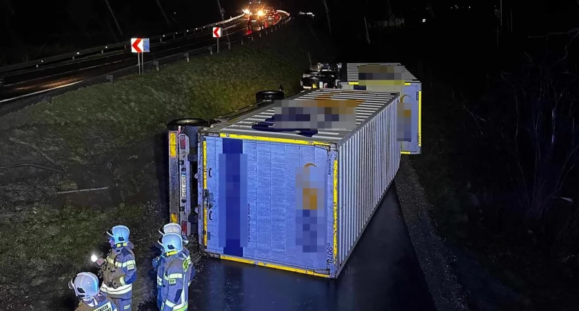 Ciężarówka z przyczepą wypadła z jezdni i przewróciła się na bok. Groźna kolizja na DK8 w Jordanowie Śląskim