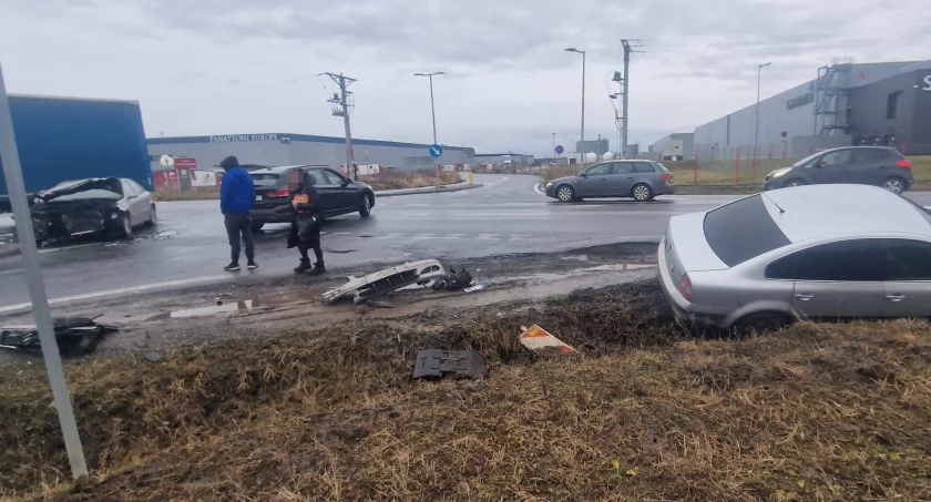 Groźna kolizja dwóch osobówek na węźle Pietrzykowice. Kierujący Mercedesem nie ustąpił pierwszeństwa przejazdu