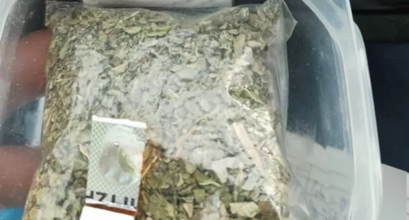 Pomieszał kokainę z lekami przeciwlękowymi i ruszył oplem w miasto… w podłokietniku, a raczej pod nim, ukrył zapas ziółek