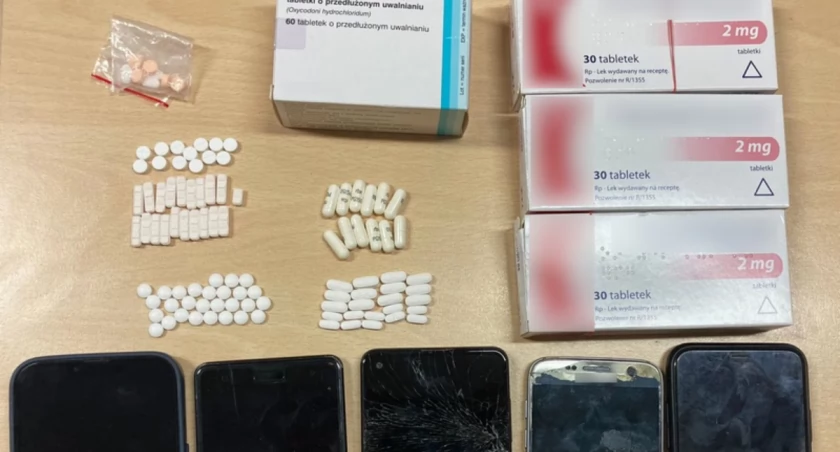 Policjanci z Rakowca zatrzymali 26-latka… w tle sfałszowane recepty i spory zapas leków opioidowych oraz psychotropowych