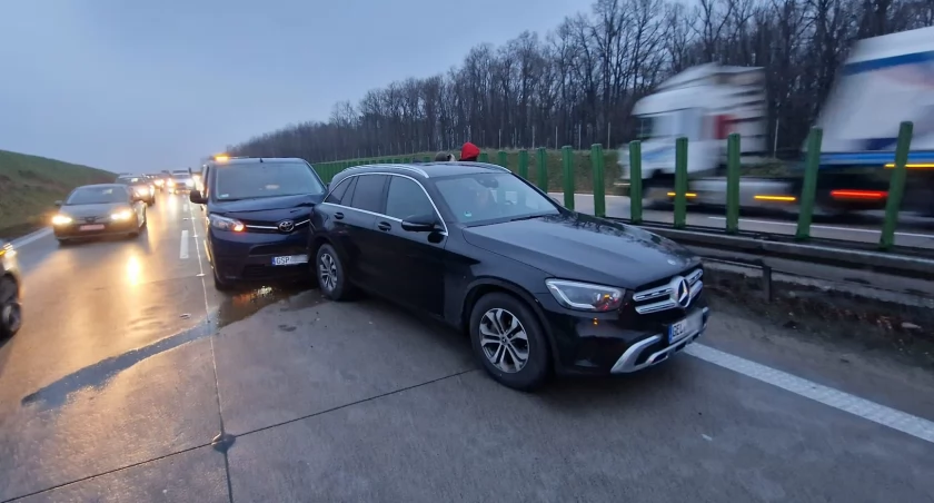 Typowe najechanie na tył na 132 kilometrze autostrady A4. Zator w kierunku Zgorzelca ma ponad 5 kilometrów długości