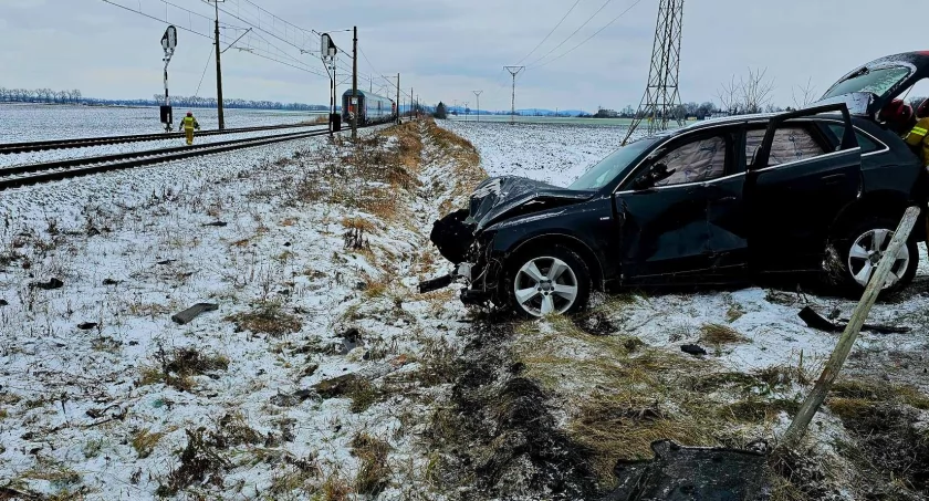 Wypadek na przejeździe kolejowym w powiecie strzelińskim. Kierowca Audi wyskoczył z pojazdu, ranny maszynista został przetransportowany do szpitala