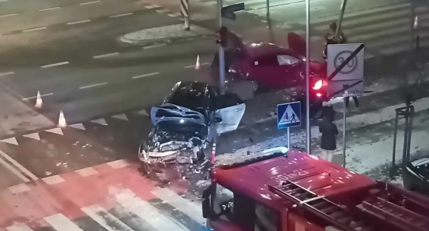Groźny wypadek na ulicy Popowickiej we Wrocławiu. Dwie osoby przetransportowano do szpitala