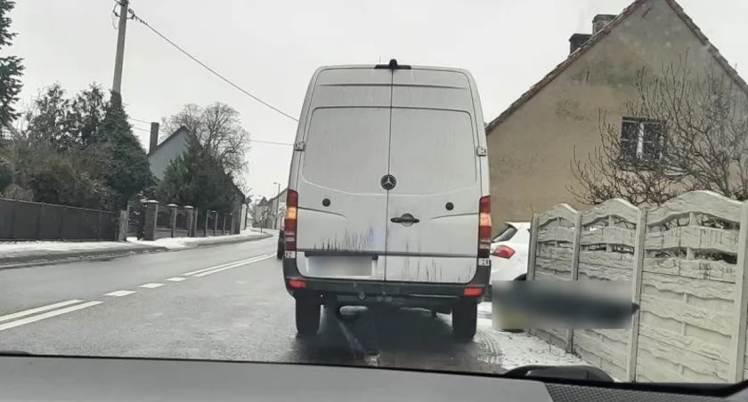 Kierowca busa podał policjantom dane personalne swojego brata, bo nie miał prawa jazdy, za to miał alkohol w organizmie