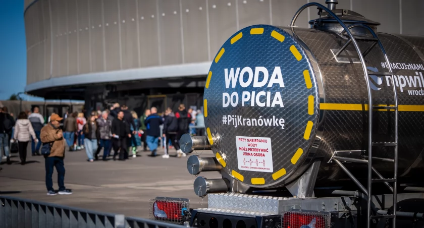 Wrocławianie zamieniają plastikowe butelki na kranówkę