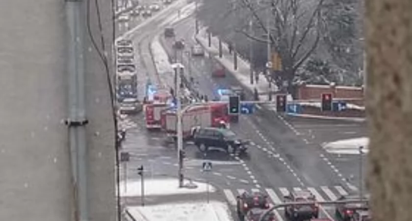 Wypadek z udziałem nieoznakowanego radiowozu na skrzyżowaniu Wyszyńskiego i Sienkiewicza. Jedna osoba przetransportowana do szpitala