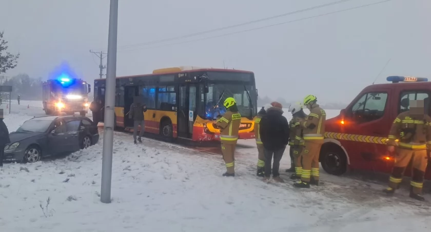 Smolec. Kierowca Mercedesa stracił panowanie nad pojazdem, który wpadł w poślizg i zderzył się z autobusem