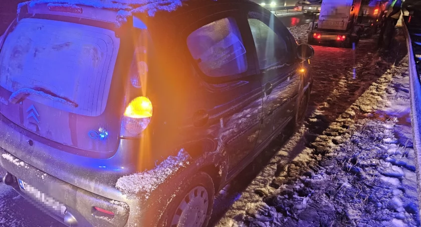 Citroen wpadł w poślizg i uderzył w busa z przyczepą. Groźna kolizja na A4 w kierunku Zgorzelca