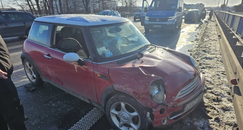 Bielany Wrocławskie. Kolizja z udziałem pięciu pojazdów osobowych na wiadukcie nad autostradą A4