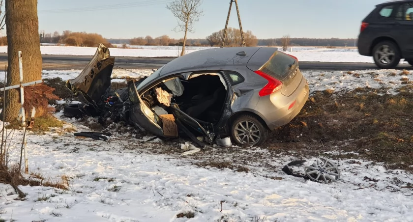 Zderzenie dwóch aut osobowych podczas manewru wyprzedzania w Groblicach pod Wrocławiem. Dwie osoby trafiły do szpitala