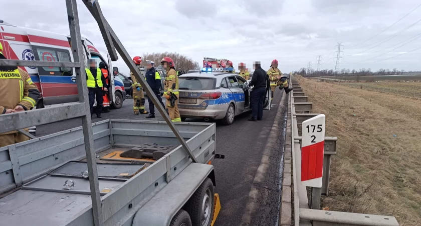 Wypadek z udziałem trzech pojazdów osobowych na A4 w kierunku Wrocławia. Poszkodowane zostały trzy osoby