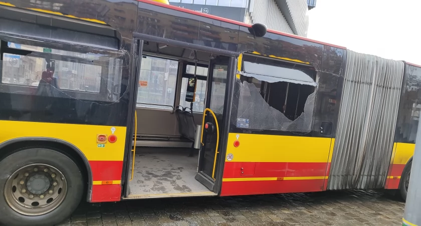 Niewłaściwy manewr obywatela Ukrainy powodem zdarzenia z udziałem autobusów na Dworcowej we Wrocławiu. Kierowca taksówki ukarany wysokim mandatem