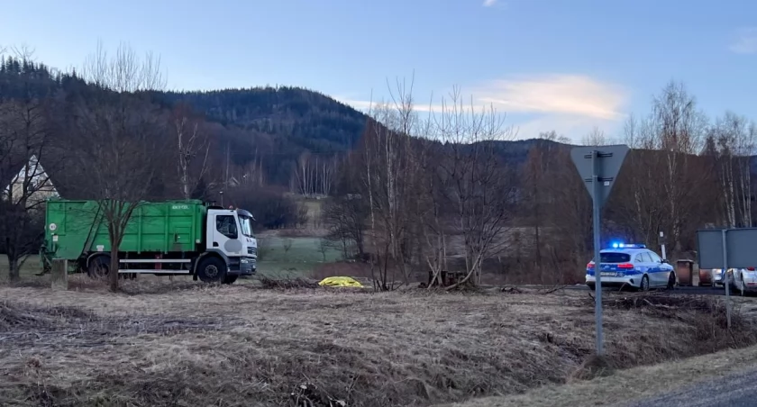 Koszmarny wypadek w Sosnówce pod Jelenią Górą. Młody mężczyzna zginął pod kołami śmieciarki