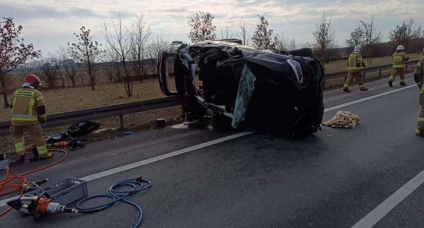 Groźny wypadek na S8 w kierunku Warszawy. Kierowca BMW zabrany do szpitala