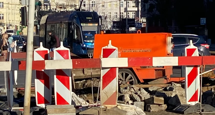 Wymiana zwrotnic na Rondzie Reagana. Zmiany w komunikacji zbiorowej
