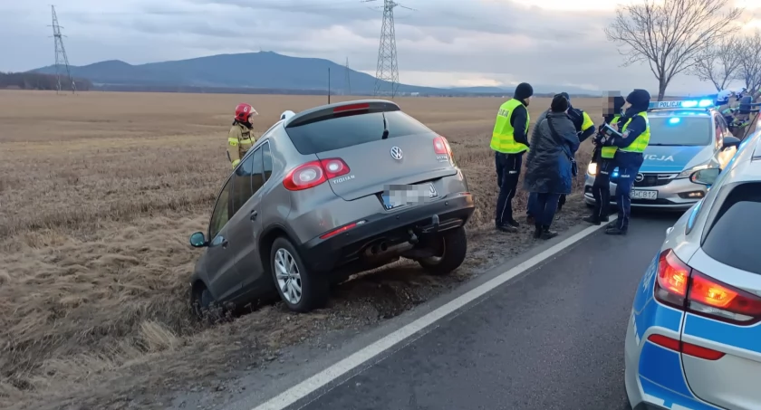Stracił panowanie nad kierownicą i wjechał do przydrożnego rowu. Groźna kolizja w gminie Sobótka