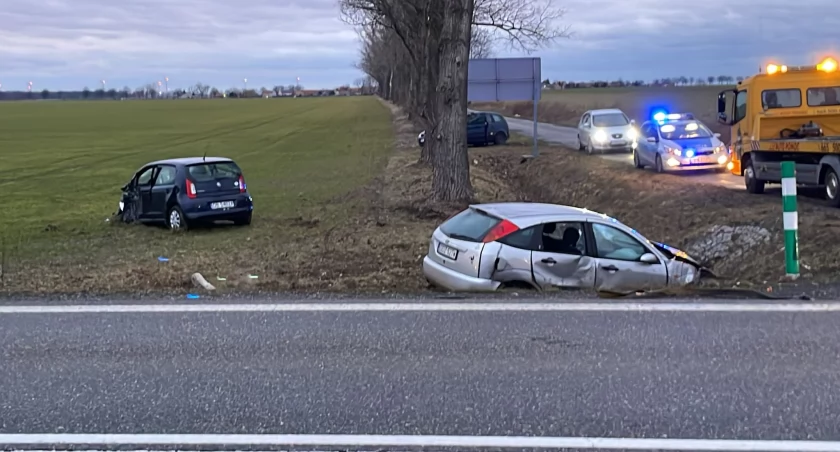 Wypadek z udziałem dwóch osobówek na DK5 w gminie Kostomłoty. Jedna osoba przetransportowana do szpitala