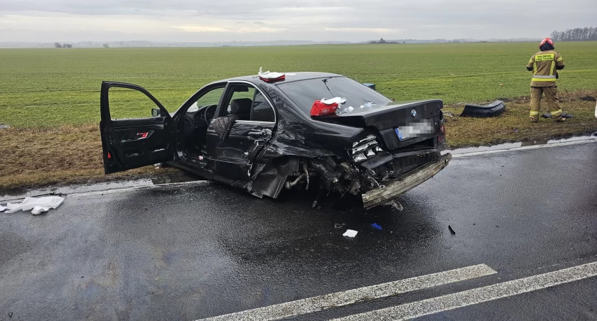 Wypadek z udziałem dwóch pojazdów osobowych na DW346 w Gminie Środa Śląska. Kobieta kierująca BMW przetransportowana do szpitala
