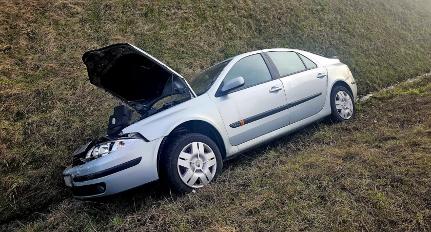 Obywatel Ukrainy wymieniał koło w aucie stojącym na prawym pasie autostrady. Doprowadził do groźnej kolizji. Na miejscu lądował śmigłowiec LPR