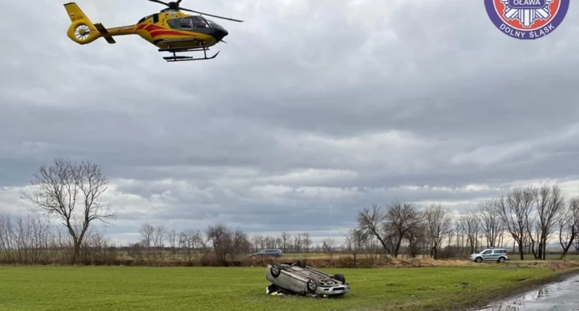 Groźny wypadek w powiecie oławskim. Nastolatka wypadła przez przednią szybę samochodu. Trzy osoby przetransportowane do szpitala