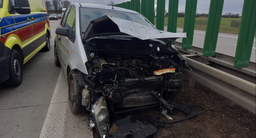 Wypadek z udziałem dwóch pojazdów osobowych na A4 w kierunku Katowic. Dwie osoby przetransportowane do szpitala