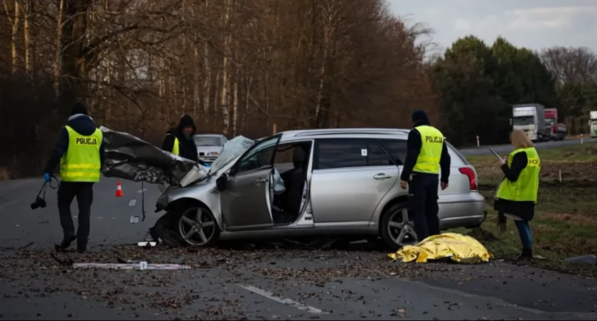 Tragiczny finał wyprzedzania. 67-letni kierowca Toyoty poniósł śmierć na miejscu