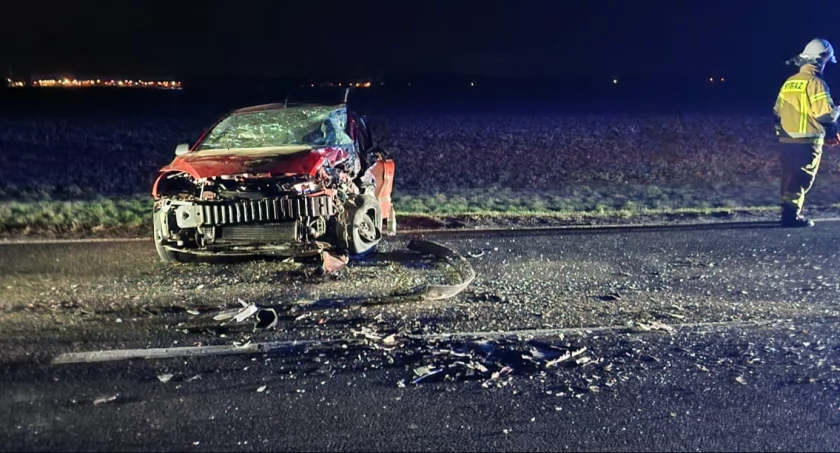 Czołowe zderzenie na DK35 w pobliżu Małuszowa. Do szpitala przetransportowano trzy osoby