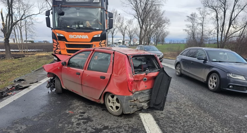 Wypadek z udziałem ciężarówki, ciągnika i osobówki na DK8 w Kobierzycach. Jedna osoba przetransportowana do szpitala.