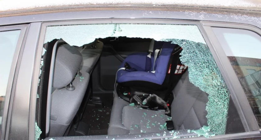 Wybijał szyby w zaparkowanych samochodach. 25-latek został zatrzymany przez policję