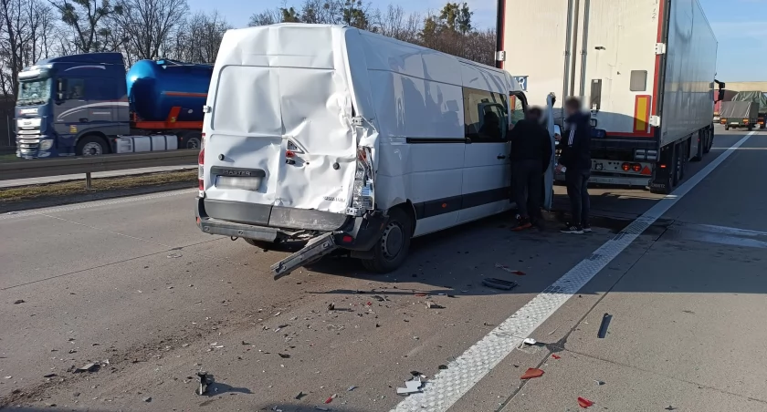 Wypadek z udziałem busa i dwóch ciężarówek na A4 w kierunku Legnicy. Jedna osoba przetransportowana do szpitala