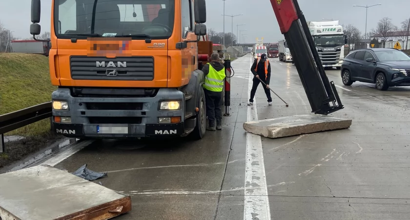 Niebezpieczne zdarzenie na A4 w kierunku Wrocławia. Z naczepy ciężarówki spadły betonowe płyty