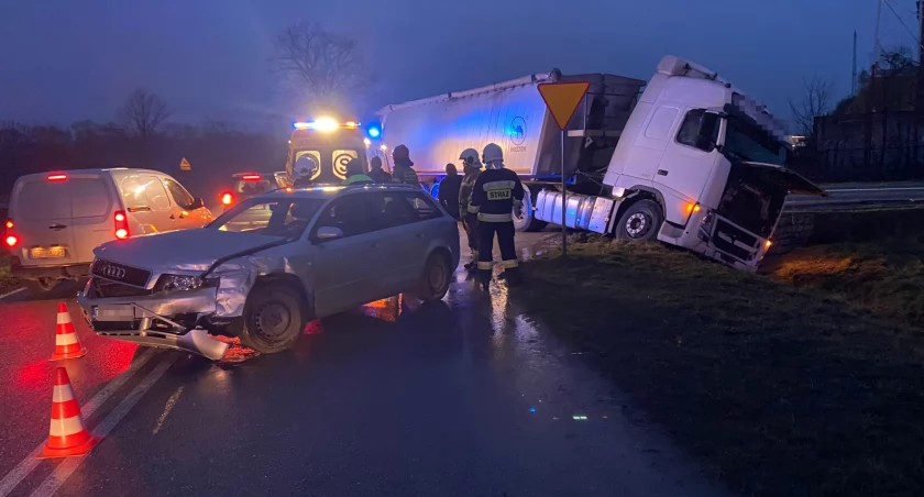 Zderzenie ciężarówki z osobówką na DK35 w Gniechowicach