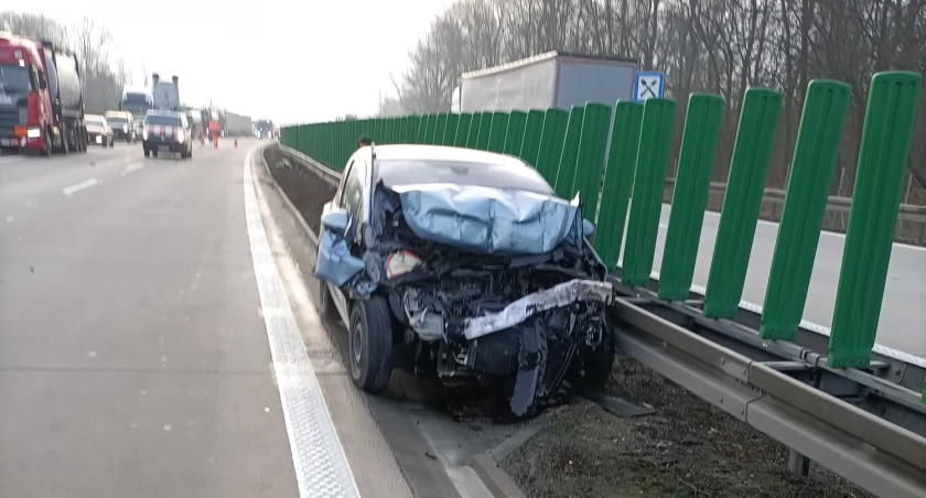 Wypadek z udziałem osobówki i ciężarówki na A4 w kierunku Legnicy. Jedna osoba przetransportowana do szpitala