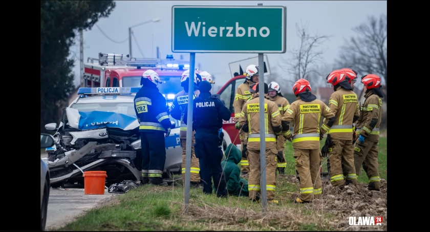 Policyjny pościg w powiecie oławskim. Dwóch rannych policjantów i rozbity radiowóz