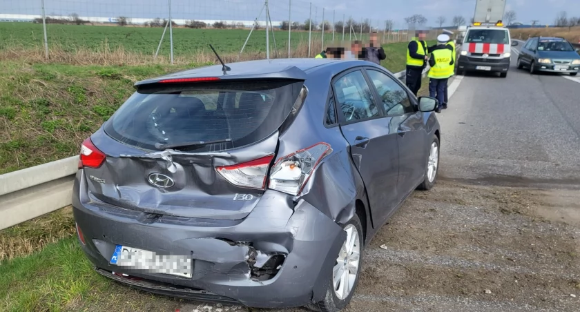 Wypadek z udziałem osobówki i ciężarówki na węźle Pietrzykowice