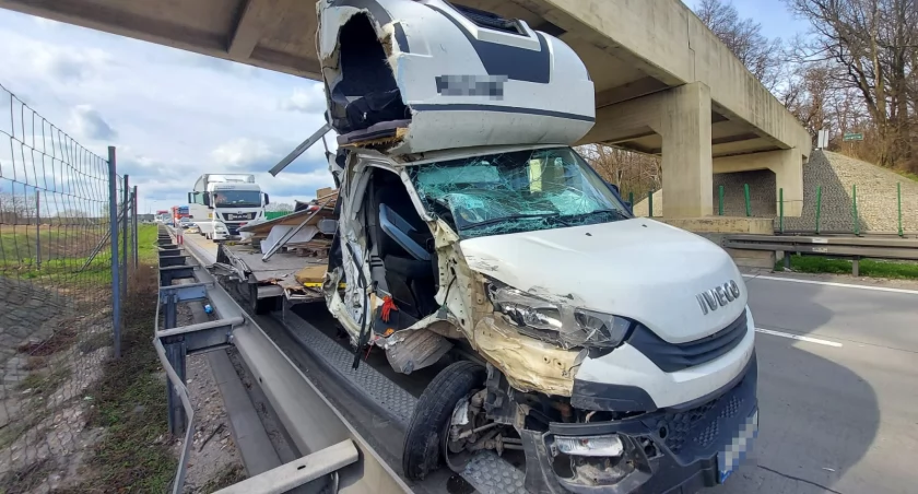 Zderzenie pojazdu ciężarowego z pojazdem dostawczym na A4 w kierunku Wrocławia