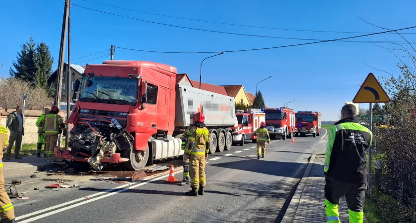 Tragiczny wypadek z udziałem dwóch ciężarówek w gminie Sobótka. Życia 63- letniego kierowcy nie udało się uratować