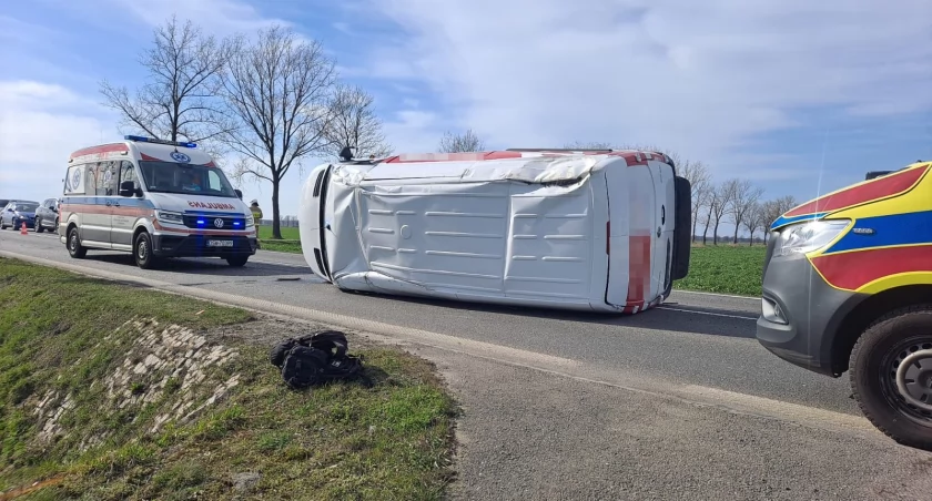 Groźna kolizja na DK5. Bus dachował po zderzeniu z autem osobowym w gminie Kostomłoty