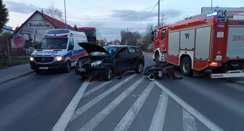 Groźny wypadek z udziałem motocyklisty w Bielanach Wrocławskich. Jedna osoba przetransportowana do szpitala
