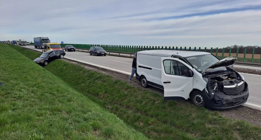 Kolizja busa z osobówka na A4 w kierunku Wrocławia. Uwaga na kolejne utrudnienia w ruchu