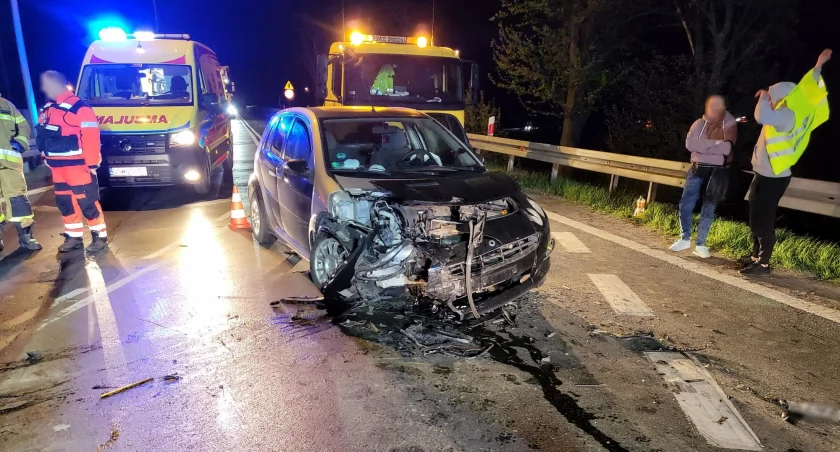 Zderzenie Smarta z Volkswagenem na węźle Kostomłoty. Jedna osoba została zabrana do szpitala