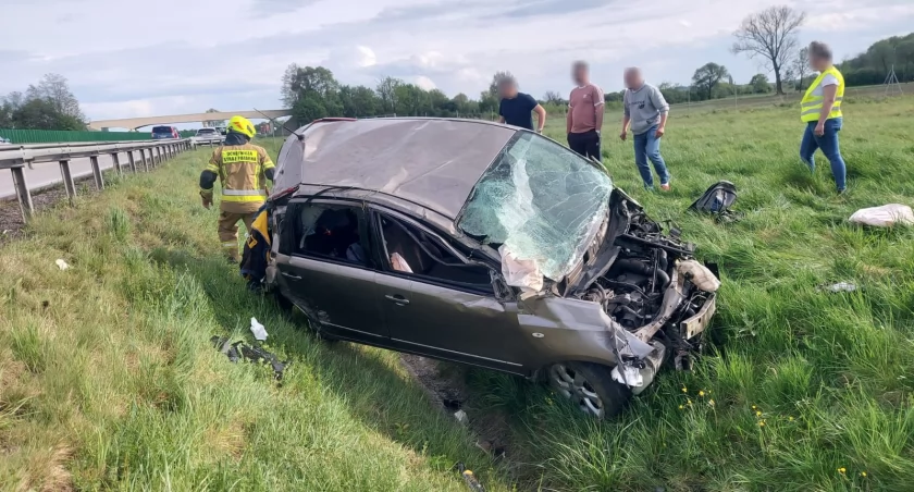 Dachowanie auta osobowego na 109 kilometrze A4 w kierunku Wrocławia. Jedna osoba została przetransportowana do szpitala