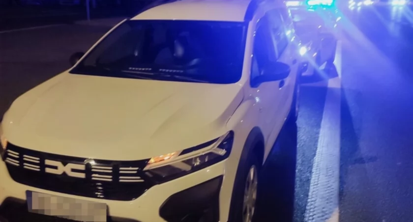 W trakcie kontroli drogowej w bagażniku samochodu policjanci ujawnili blisko 5 kilogramów narkotyków