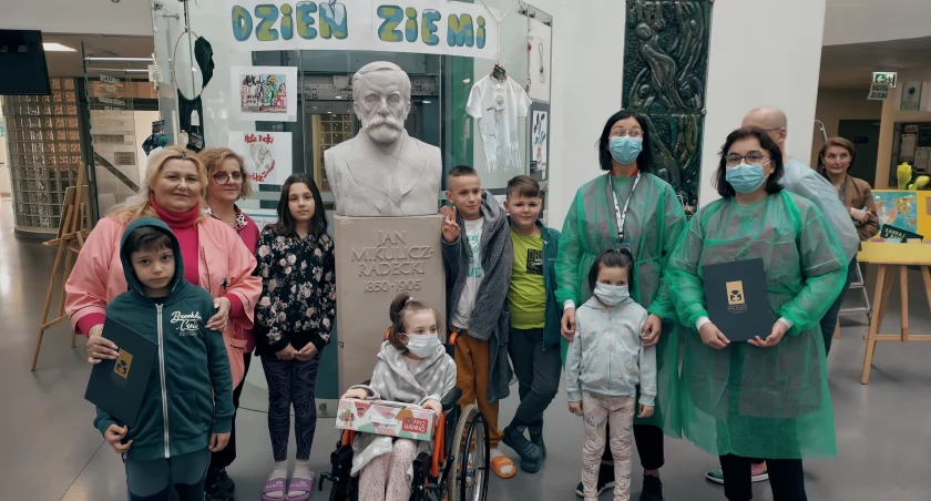 USK we Wrocławiu wraz z małymi pacjentami celebruje Dzień Ziemi 2024 - ruszyła unikalna galeria sztuki
