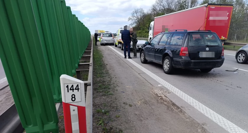 Kolizja z udziałem trzech osobówek na A4 w kierunku Legnicy. Uwaga na utrudnienia w ruchu