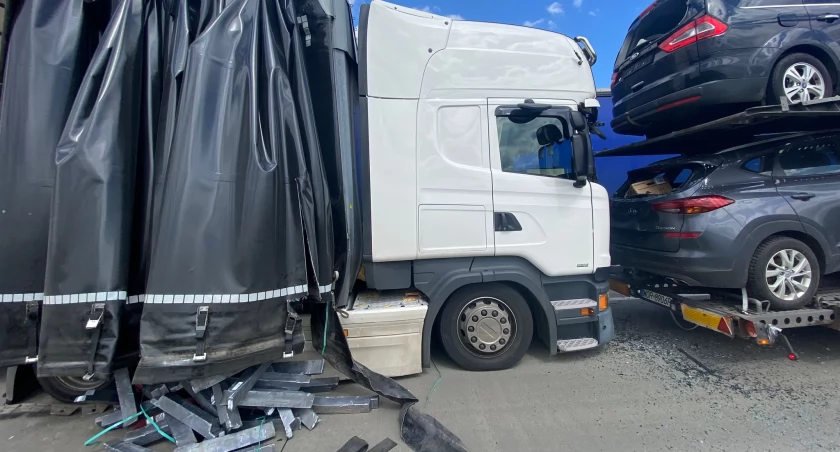 Zderzenie dwóch pojazdów ciężarowych na A4 w kierunku Wrocławia