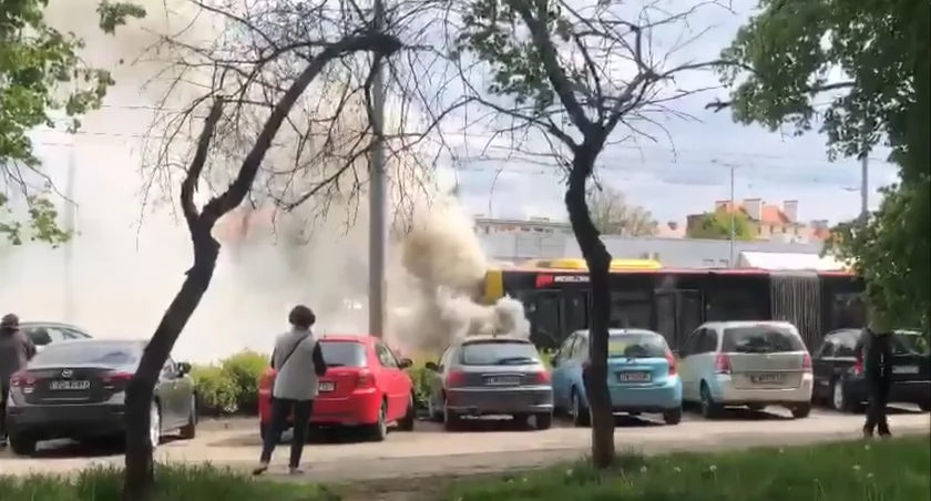 Pożar autobusu na Hubskiej we Wrocławiu. Zobacz FILM