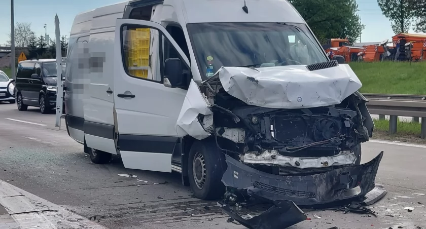 Wypadek z udziałem busa i dwóch osobówek na A4 w kierunku Zgorzelca na A4 w kierunku Zgorzelca. Jedna osoba przetransportowana do szpitala